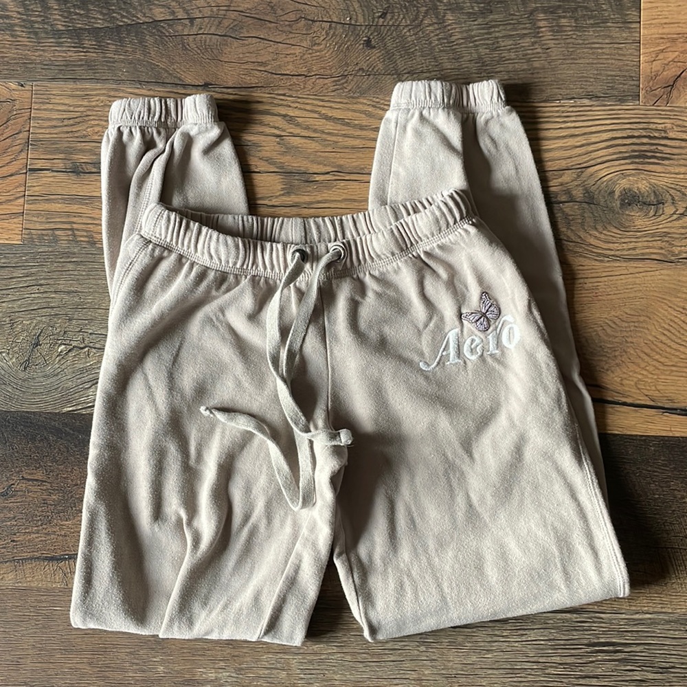 Woman's Tan Aero sweatpants size small